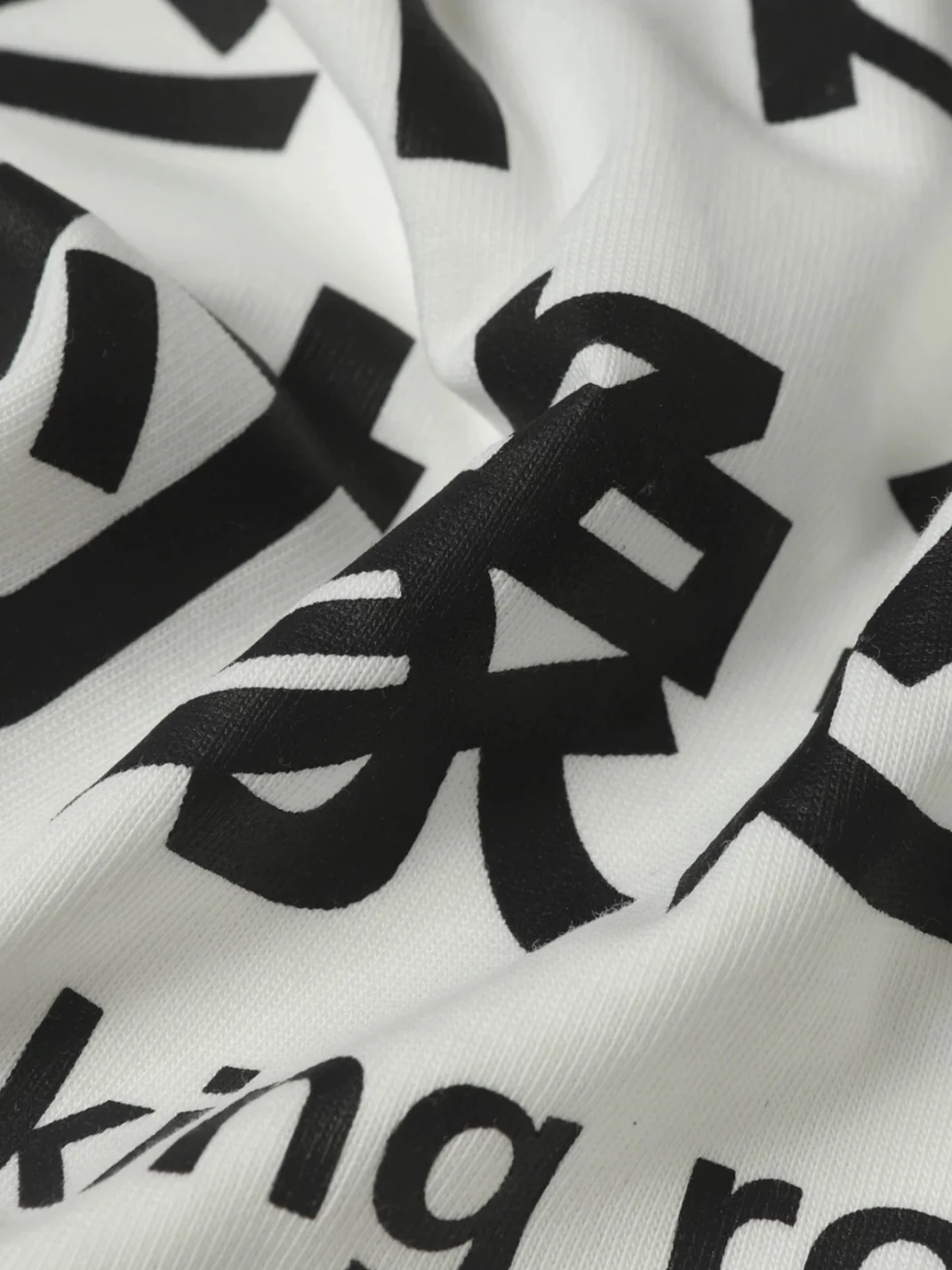 BlackBerry | White Long-Sleeve Letter Print T-Shirt