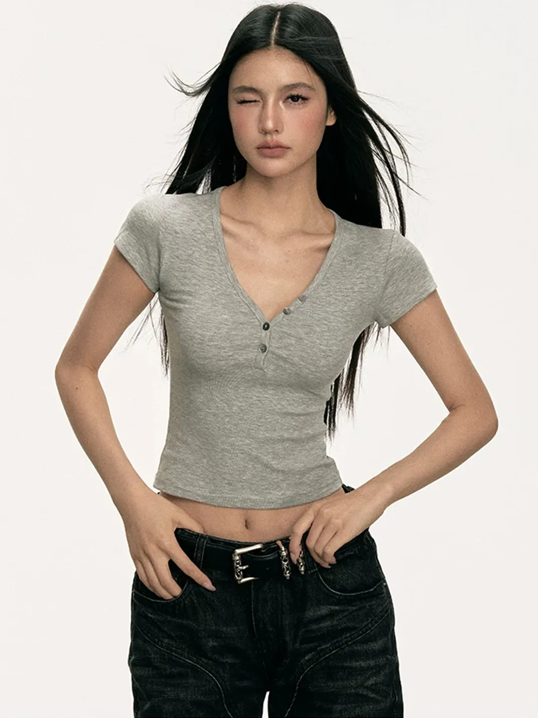Anna aneae | Fitted Cropped V-Neck Henley T-Shirt