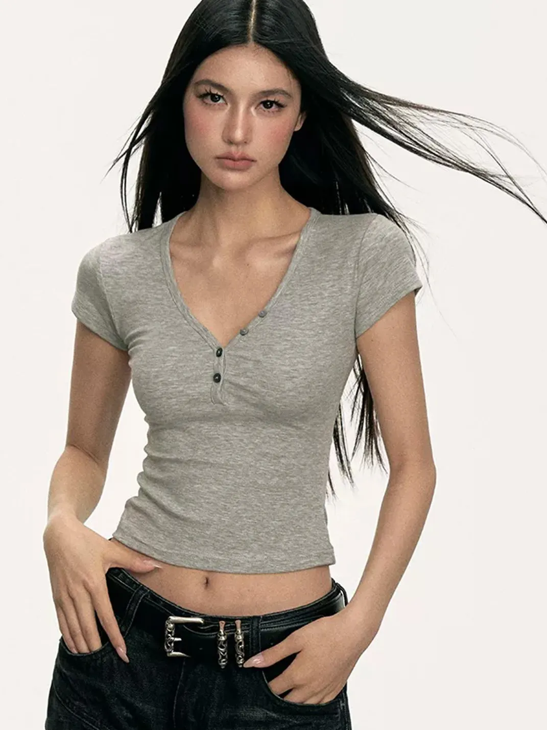 Anna aneae | Fitted Cropped V-Neck Henley T-Shirt