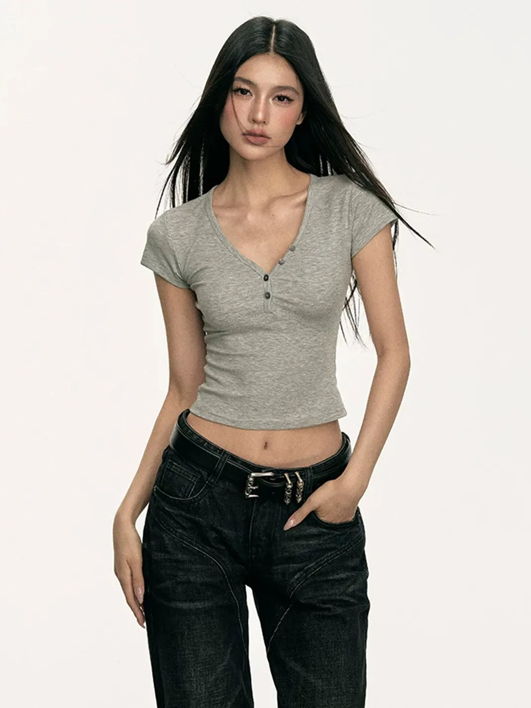 Anna aneae | Fitted Cropped V-Neck Henley T-Shirt