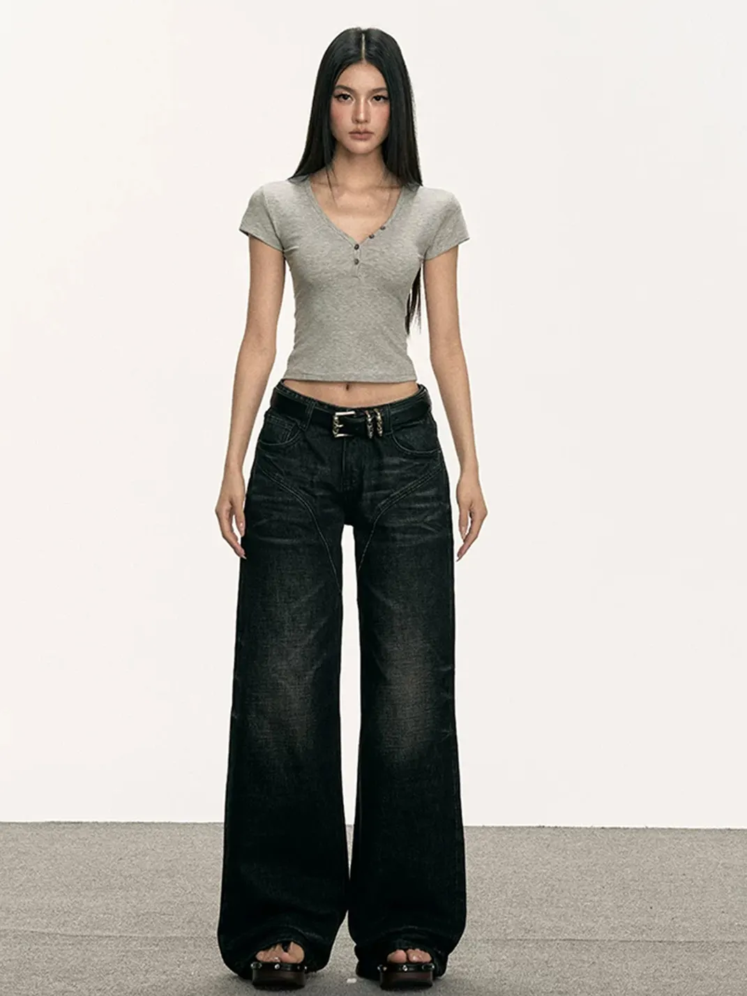 Anna aneae | Fitted Cropped V-Neck Henley T-Shirt