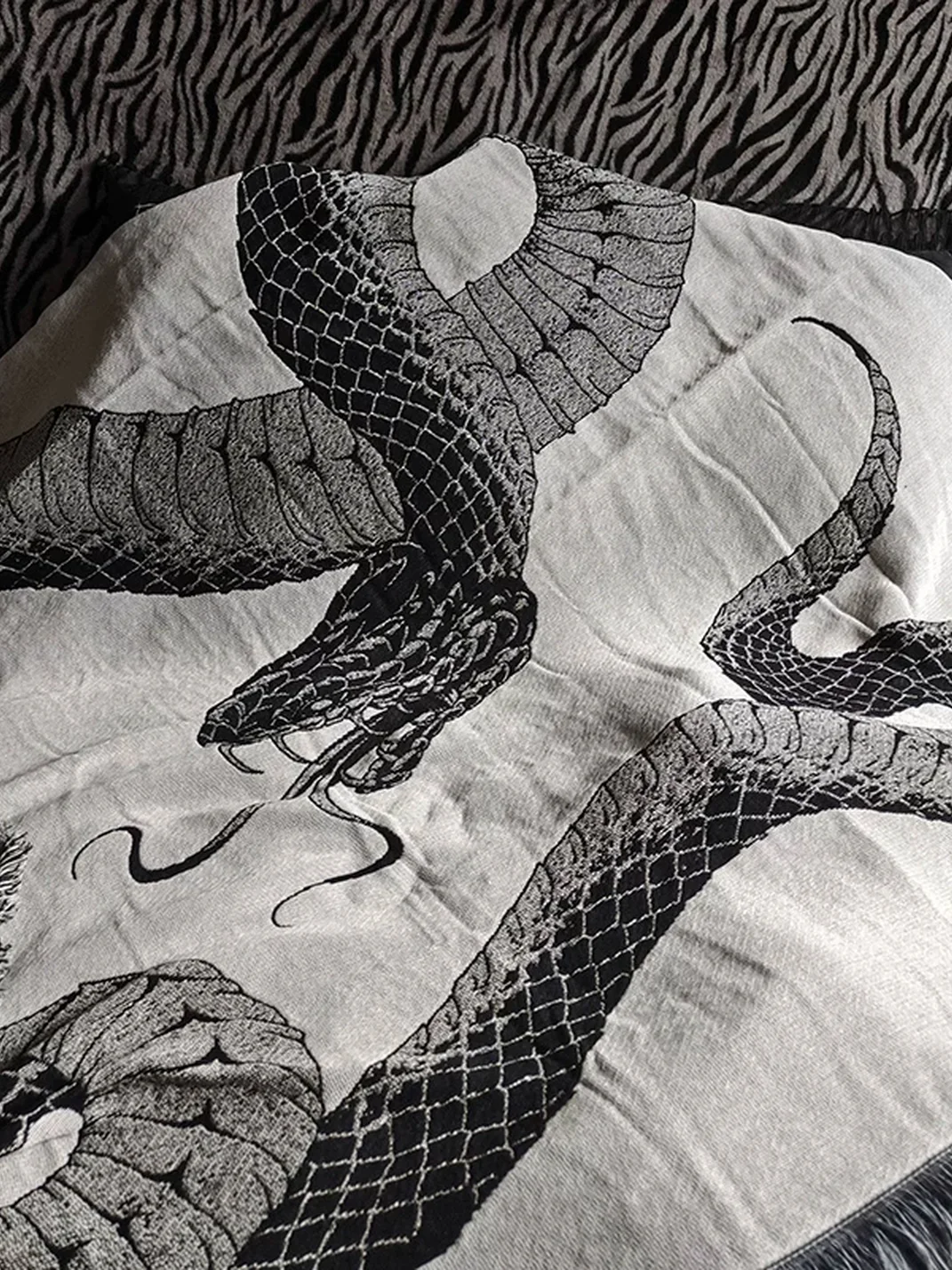 HXT | Retro Snake Knitted Sofa Throw Blanket