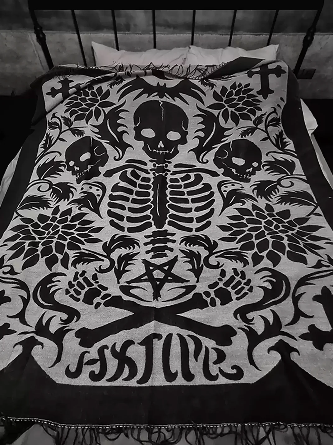 HXT | Gothic Skull Dahlia Tassel Throw Blanket