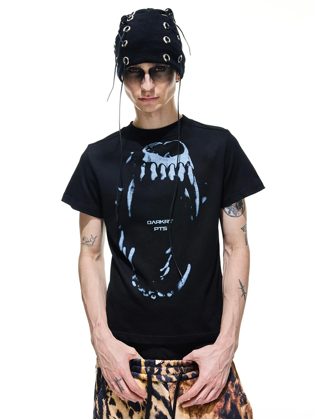 DARKRTPTS | Cropped Slim Fit Fang Print T-Shirt
