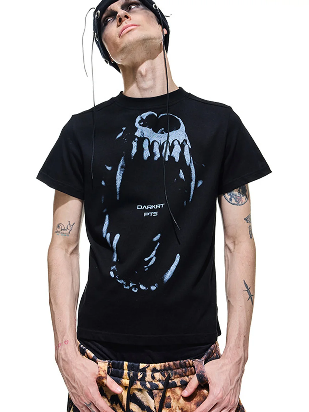 DARKRTPTS | Cropped Slim Fit Fang Print T-Shirt