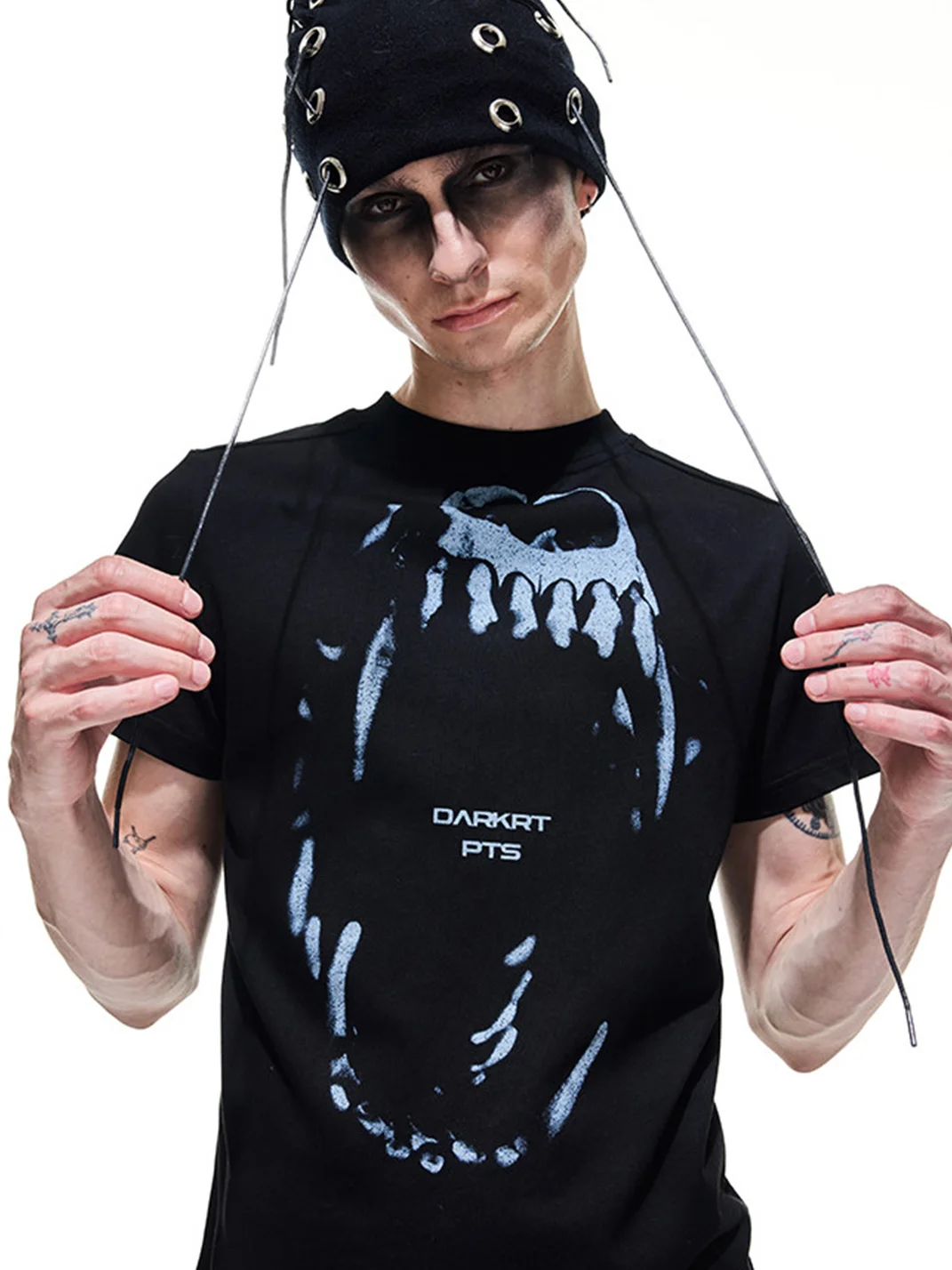 DARKRTPTS | Cropped Slim Fit Fang Print T-Shirt