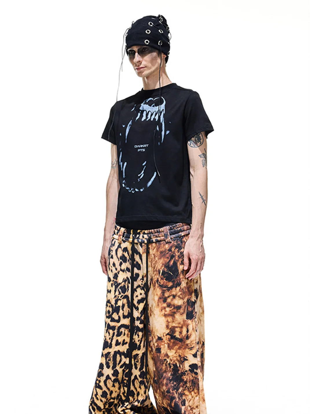 DARKRTPTS | Cropped Slim Fit Fang Print T-Shirt