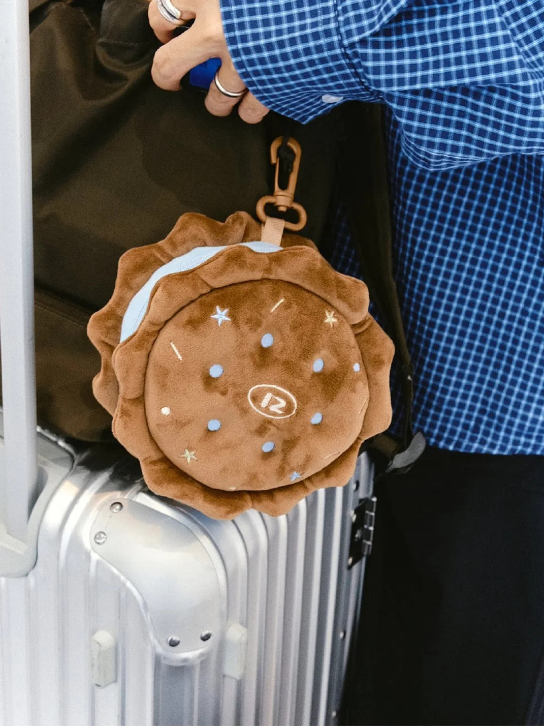 12Yotems | Cookie-Shaped Three-In-One Travel Neck Pillow