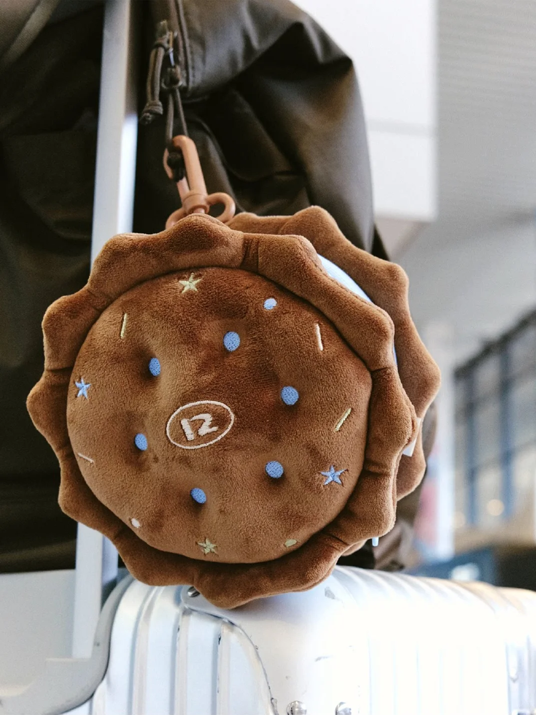 12Yotems | Cookie-Shaped Three-In-One Travel Neck Pillow