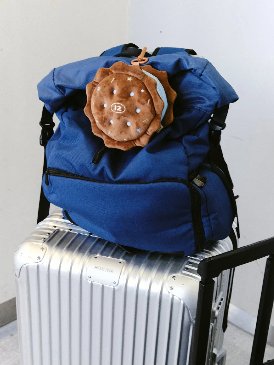 12Yotems | Cookie-Shaped Three-In-One Travel Neck Pillow