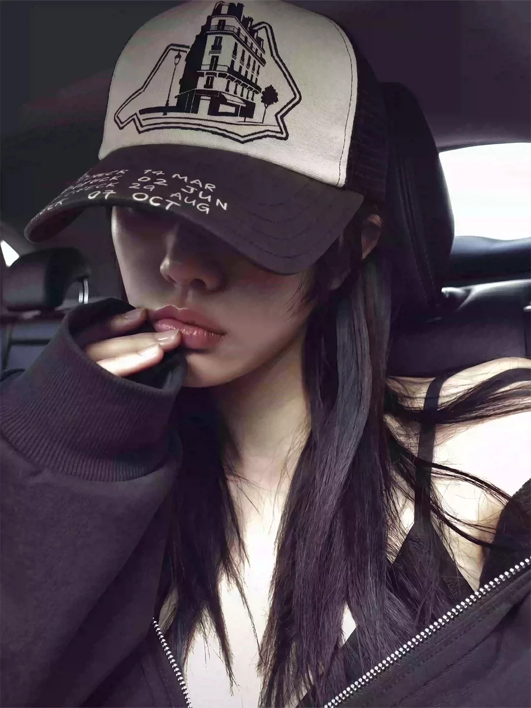 REDRINSE | Distressed Embroidered Graphic Mesh Trucker Hat