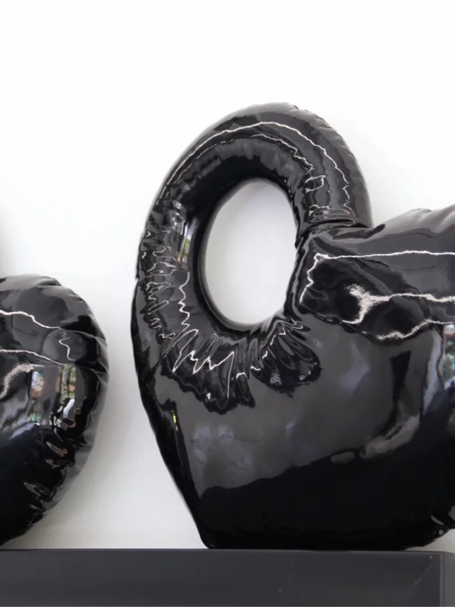 3melifestyle | Glossy Black Heart-Shaped Neck Pillow - 3