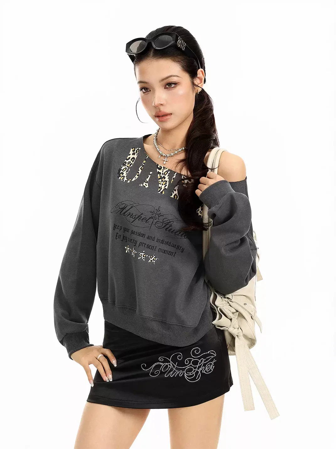 BIGGOLD | Loose Off-Shoulder Graphic Sweatshirt