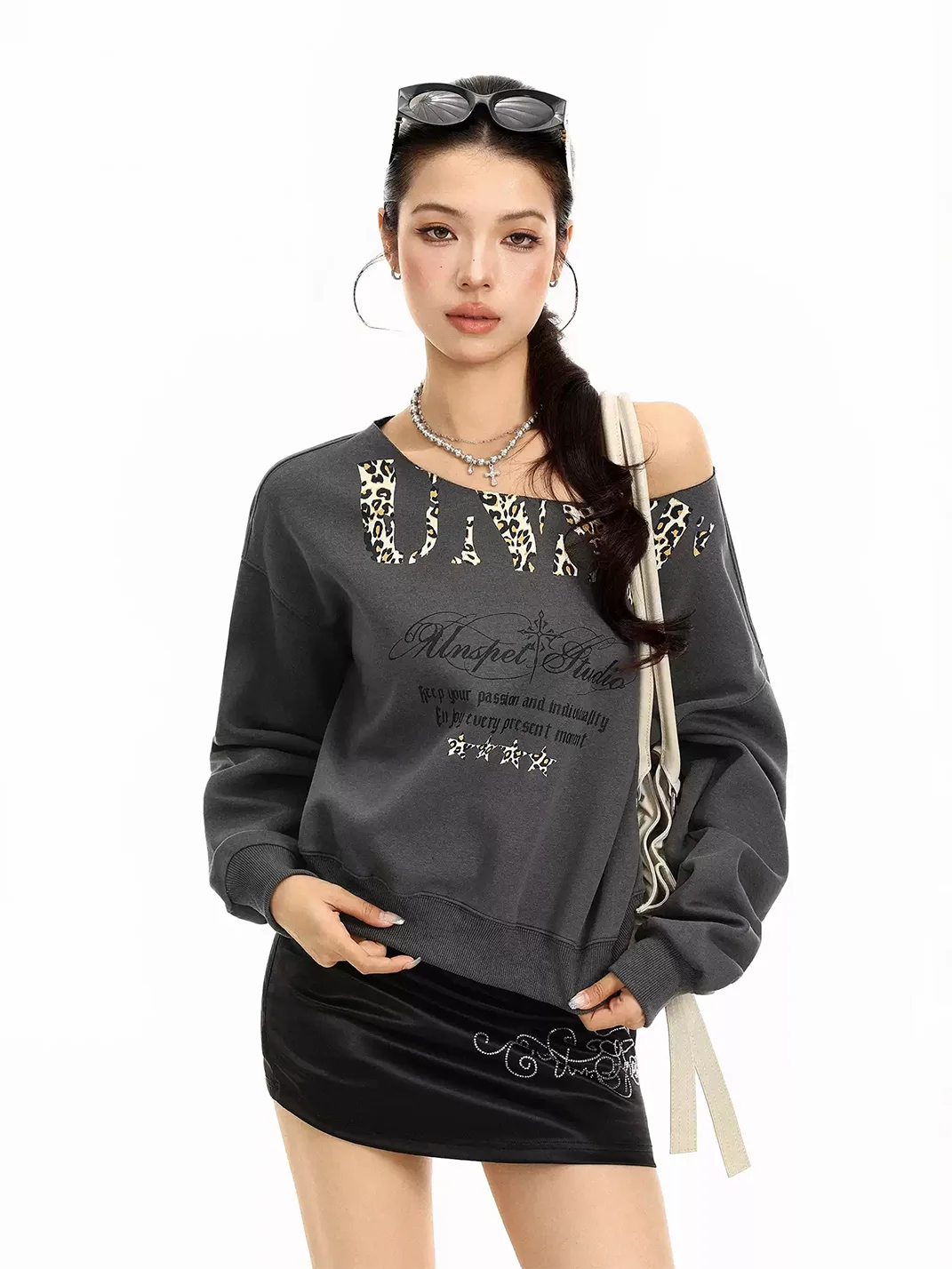 BIGGOLD | Loose Off-Shoulder Graphic Sweatshirt