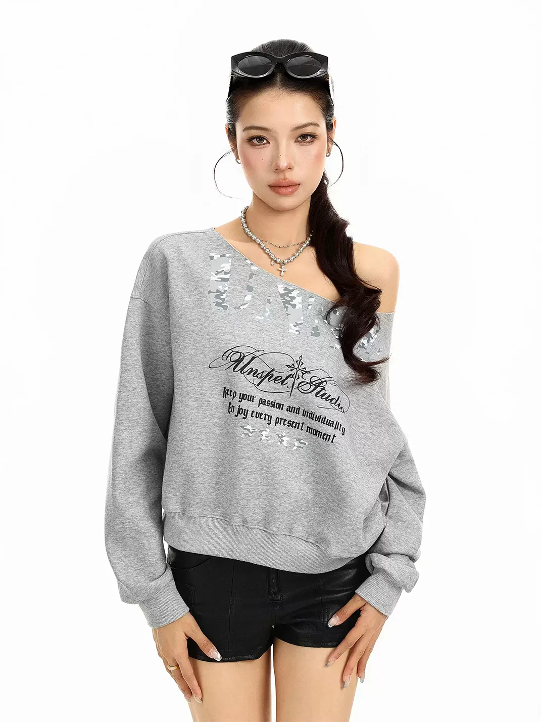 BIGGOLD | Loose Off-Shoulder Graphic Sweatshirt