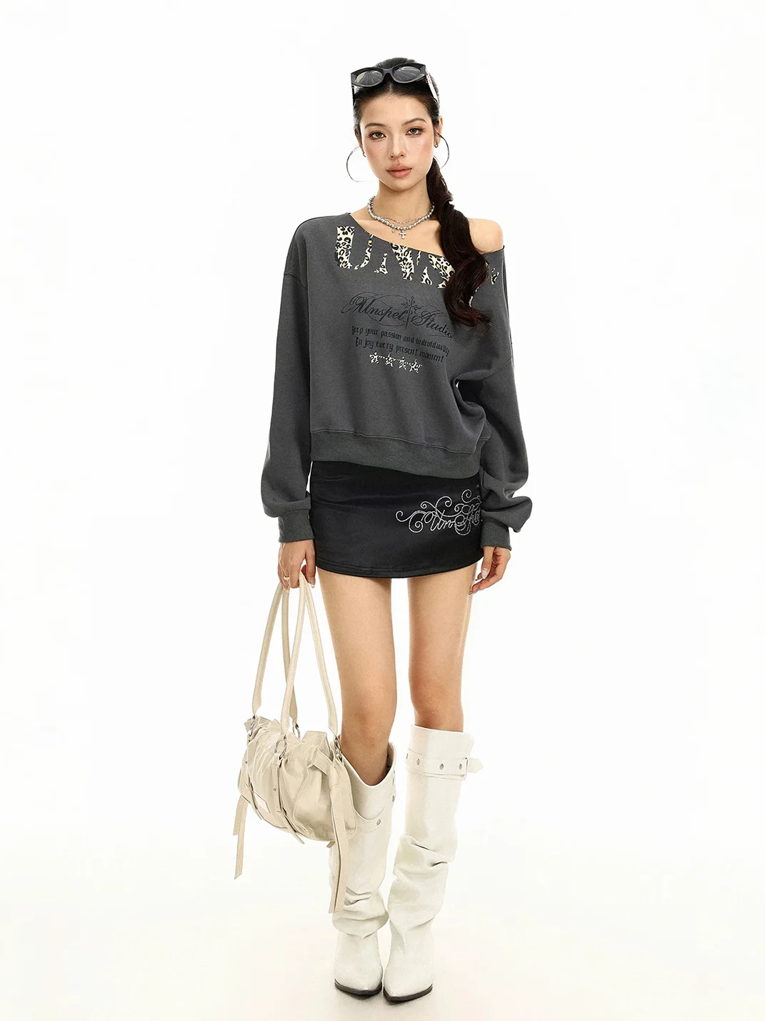 BIGGOLD | Loose Off-Shoulder Graphic Sweatshirt