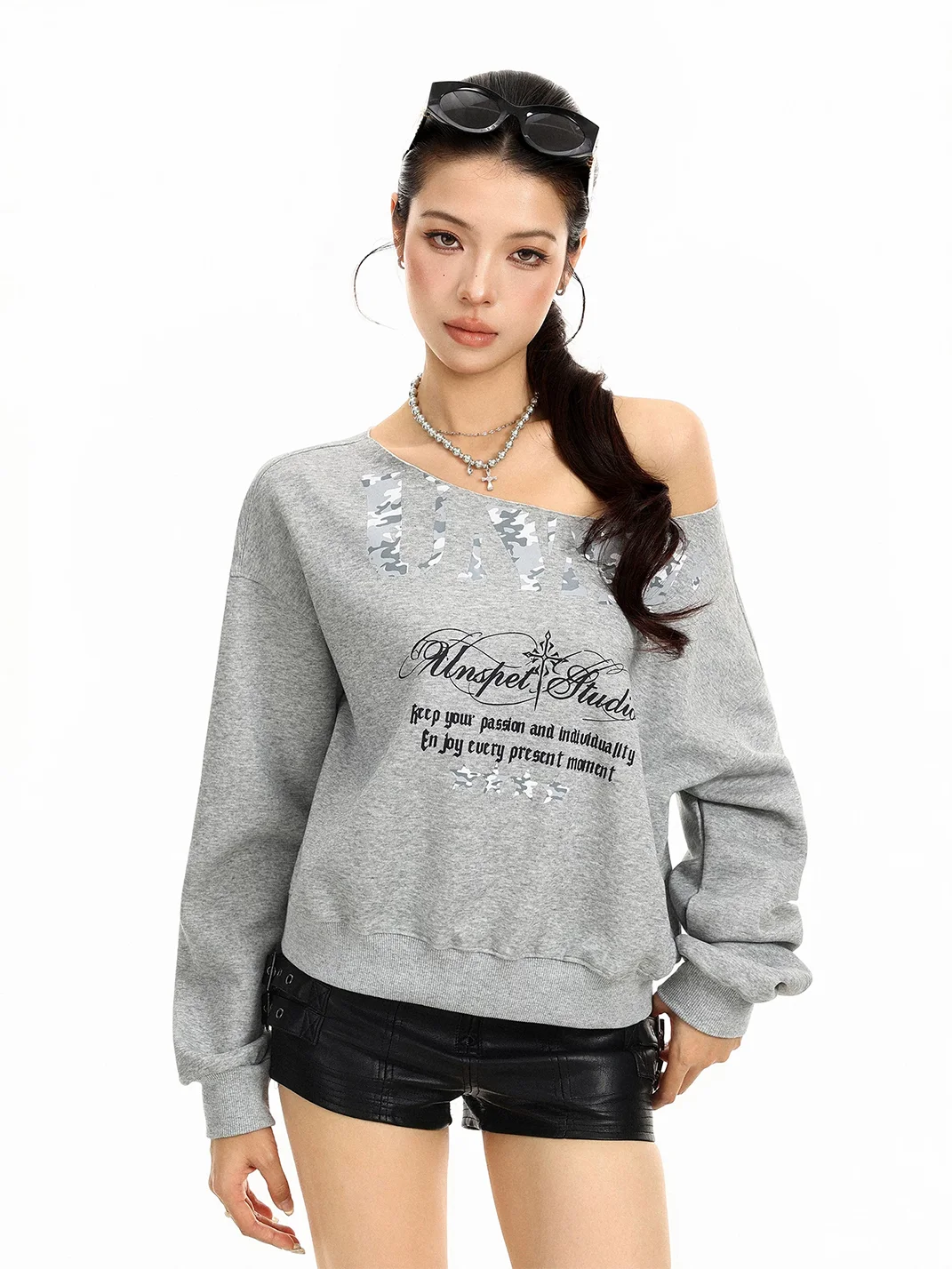 BIGGOLD | Loose Off-Shoulder Graphic Sweatshirt