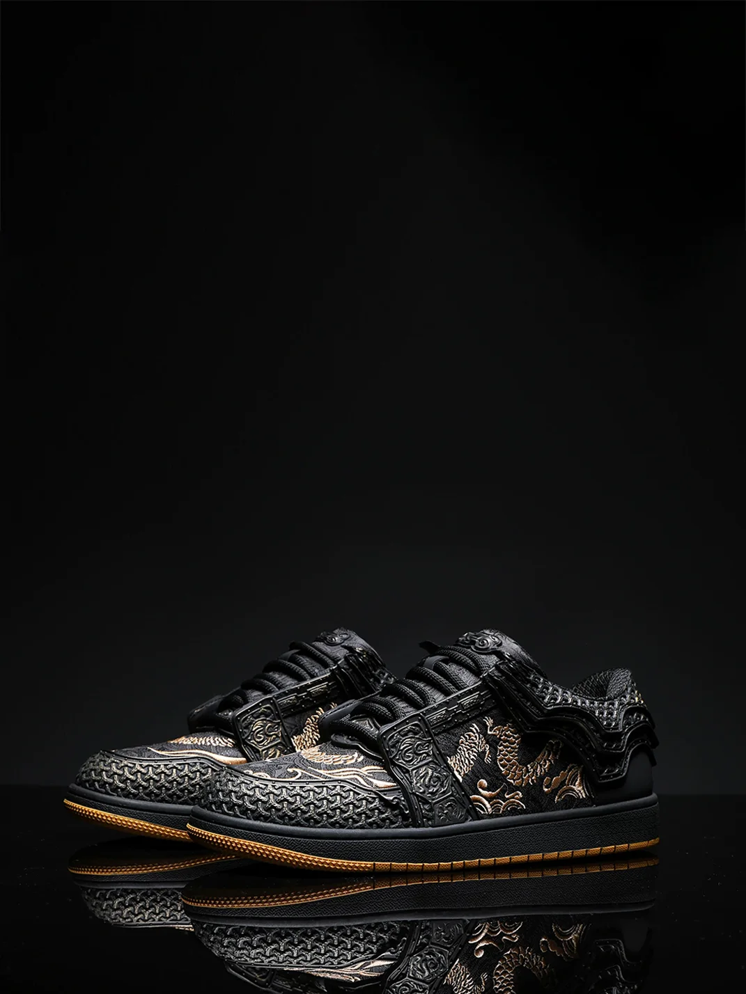 SGSX | Black Low-Top Dragon Embroidered Sneakers
