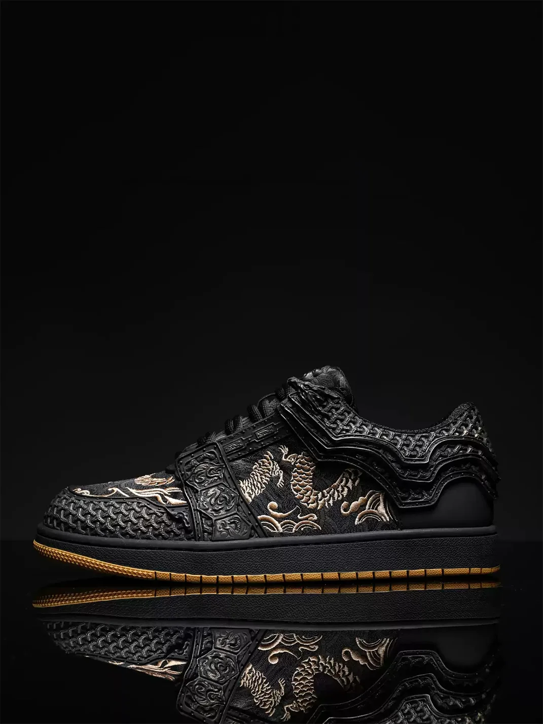 SGSX | Black Low-Top Dragon Embroidered Sneakers