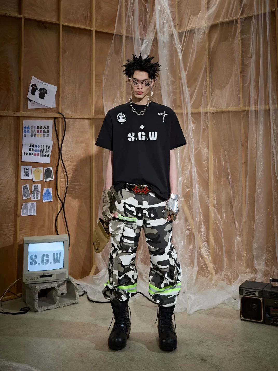 SAXGENWON | Thorn Print Boxy Cropped T-Shirt