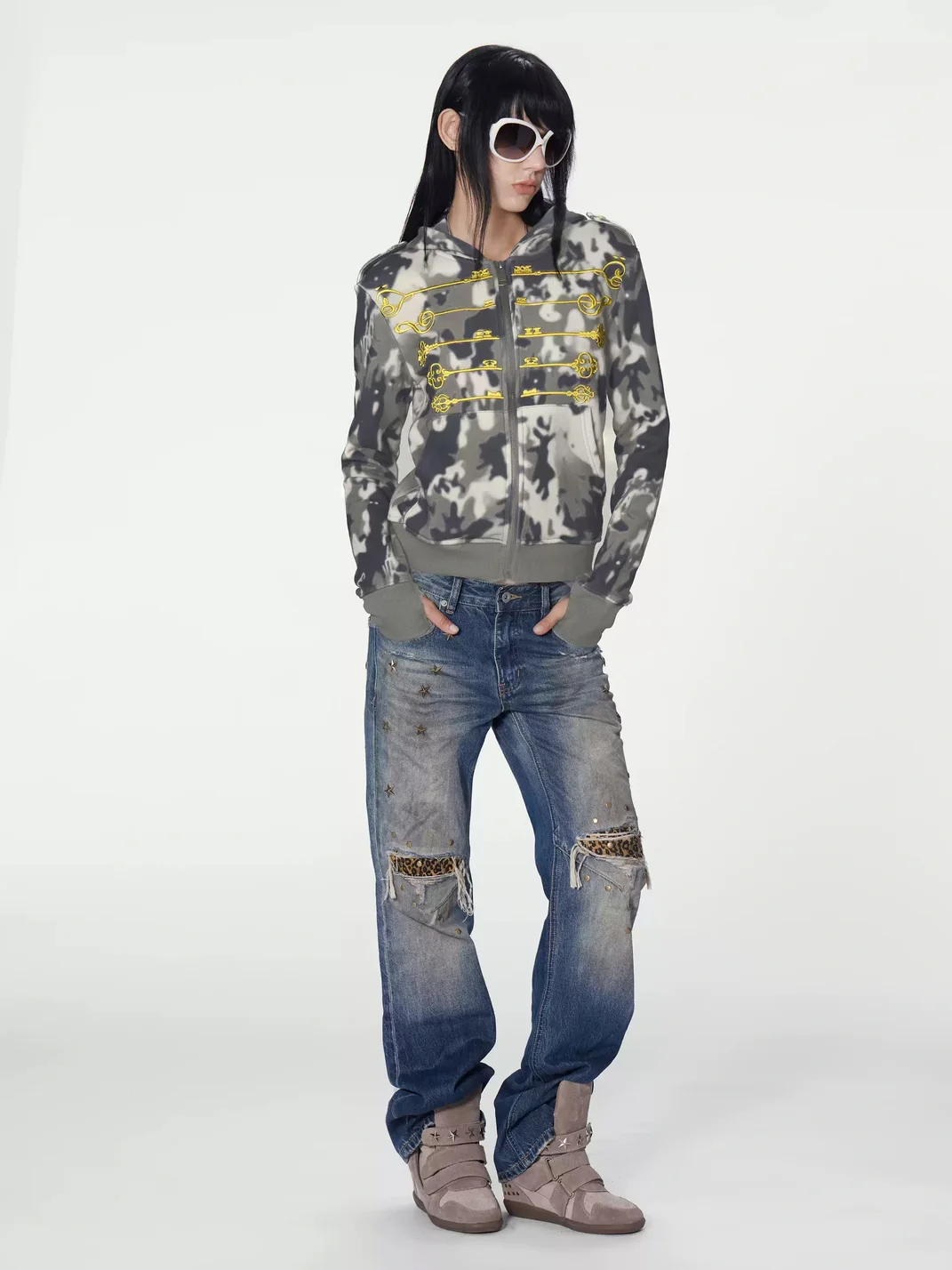 no E mosen | Distressed Washed Blue Leopard Patch Studded Jeans