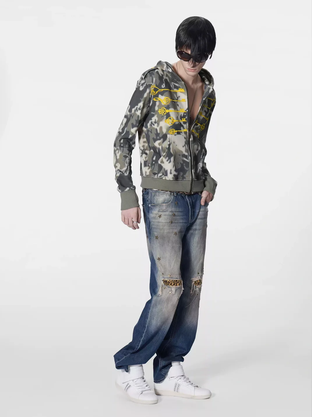 no E mosen | Distressed Washed Blue Leopard Patch Studded Jeans