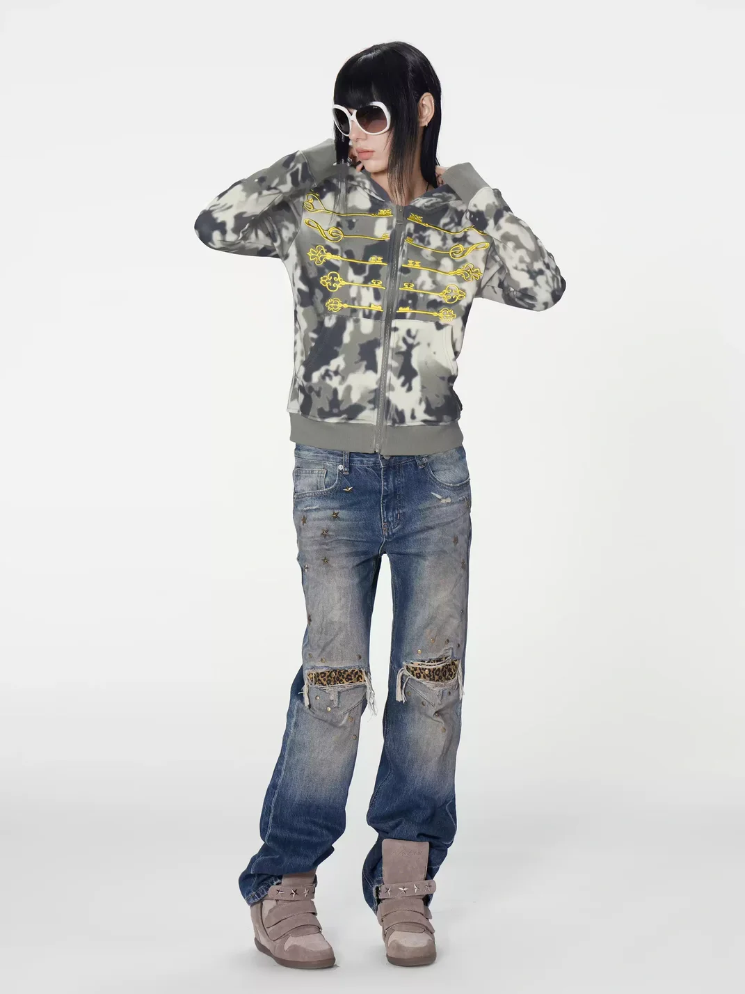 no E mosen | Distressed Washed Blue Leopard Patch Studded Jeans