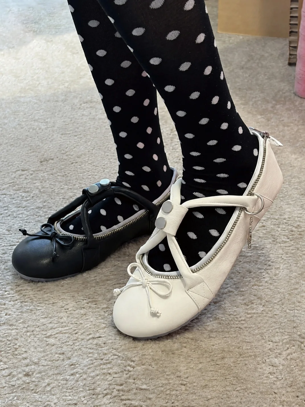 Grape online | Zip Round Toe Ballet Flats