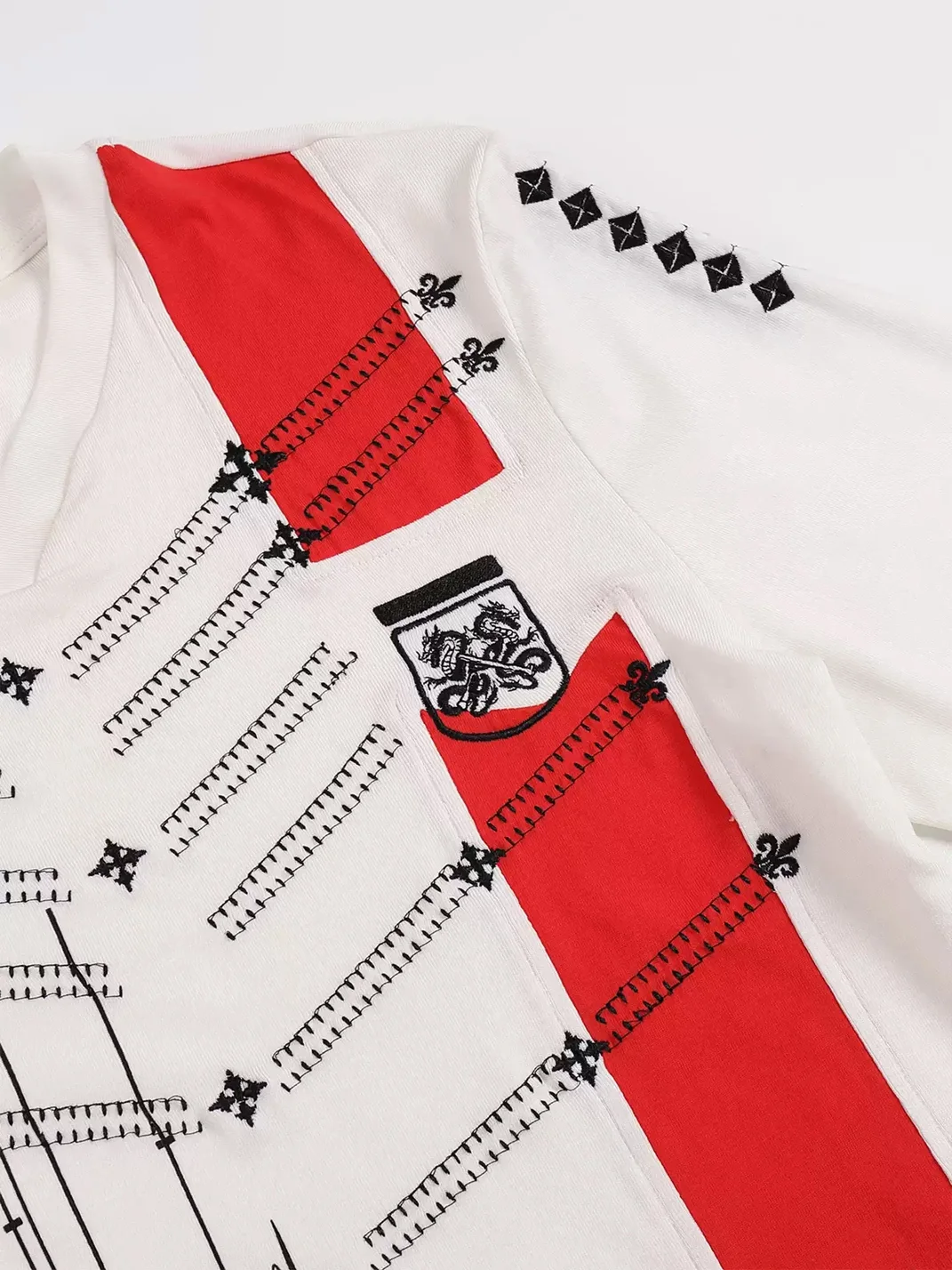 WHISTLEHUNTER | Embroidered Print V-Neck Long Sleeve T-Shirt
