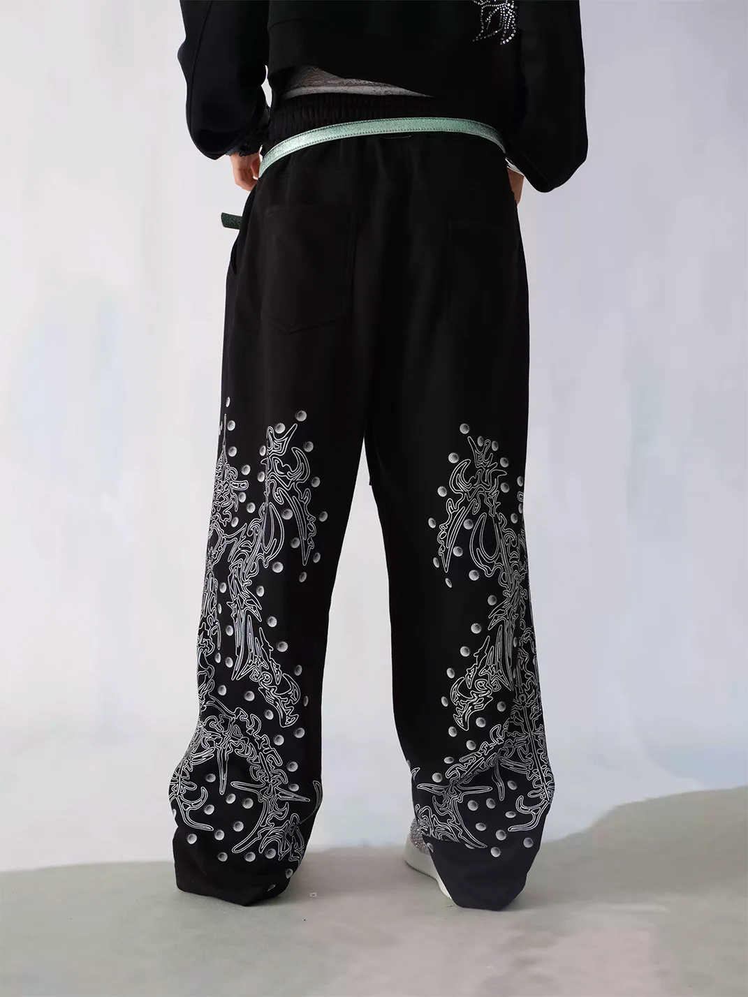 CHAI | Loose Fit Totem Print Embroidered Sweatpants
