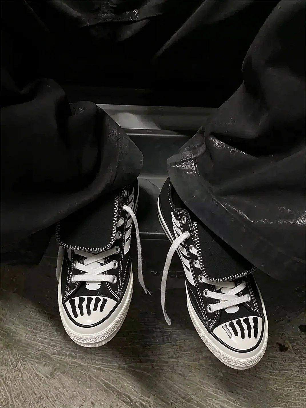 Catsofa | Skull Bone Print Low-Top Lace-Up Canvas Sneakers