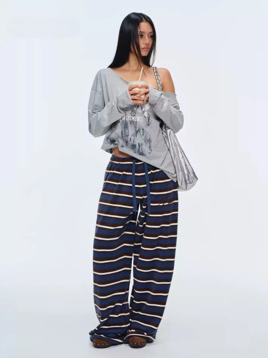 BUM STUDIO | Off-Shoulder Loose Long-Sleeve Graphic T-Shirt - 4