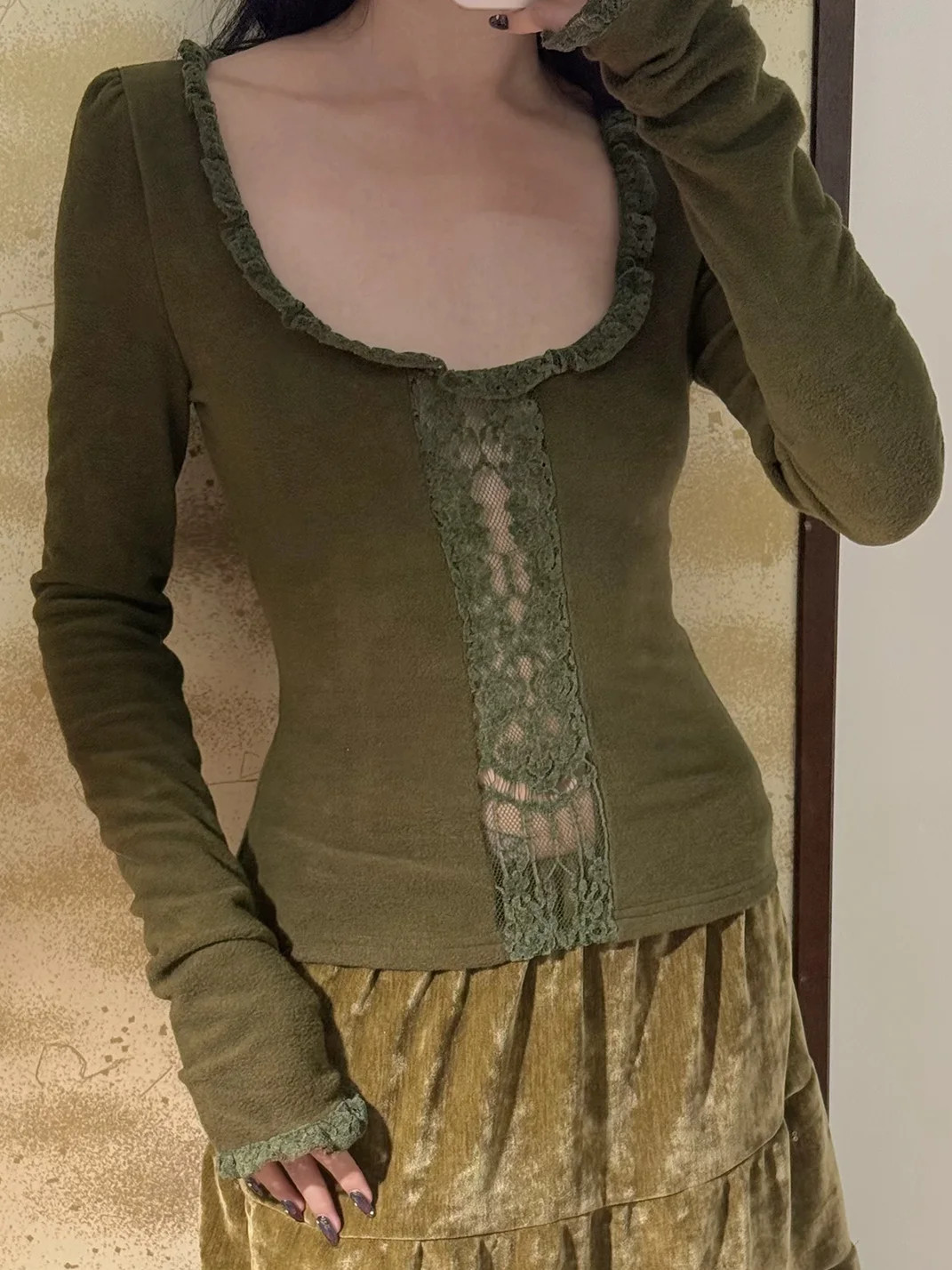 Chipchipshop | Moss Green Lace Round-Neck Three-Quarter Sleeve Top