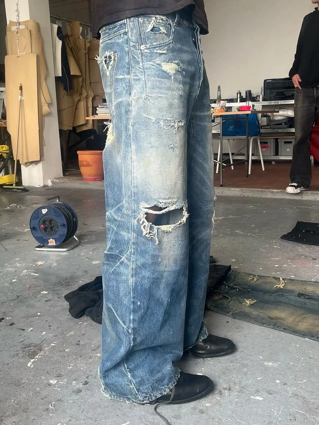 NO FAITH STUDIOS | Distressed Washed Blue Wide-Leg Curved-Leg Baggy Jeans