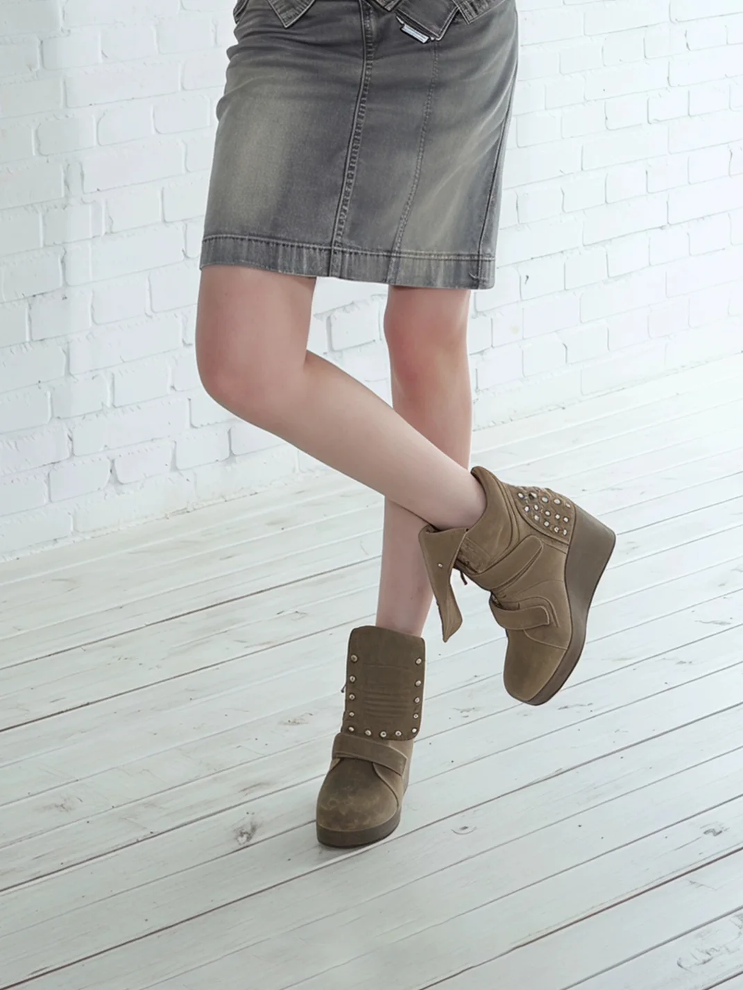 Mooreyu Atelier | Studded Suede Platform Ankle Boots