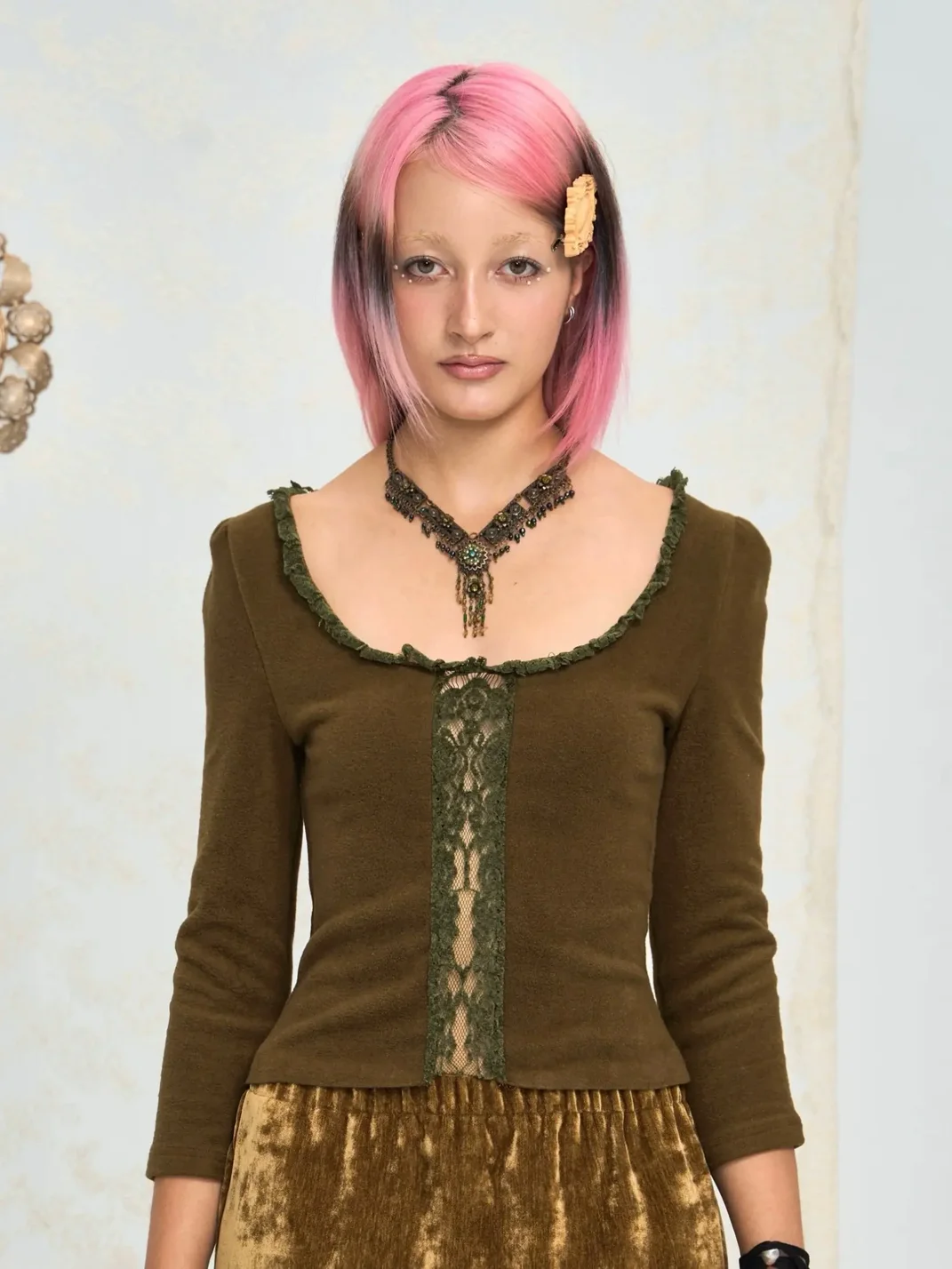 Chipchipshop | Moss Green Lace Round-Neck Three-Quarter Sleeve Top