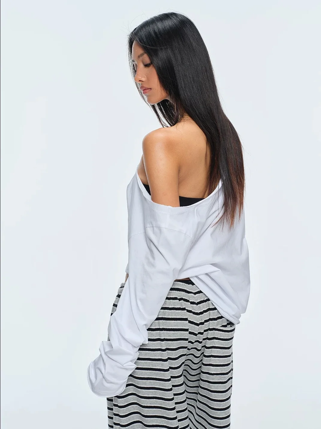BUM STUDIO | Off-Shoulder Loose Long-Sleeve Graphic T-Shirt