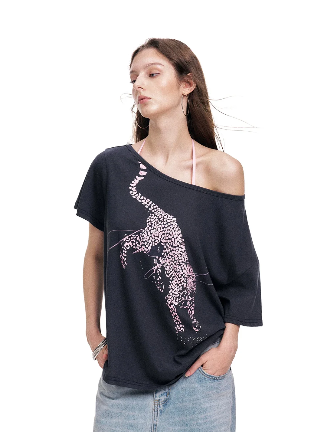 0123 Start | Loose Leopard Graphic Off-Shoulder Short-Sleeve T-Shirt