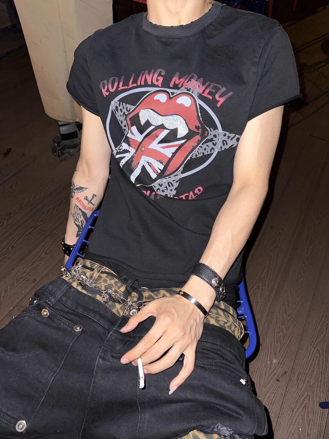 ROLLING MONEY | Washed Distressed Tongue Graphic Short-Sleeve T-Shirt