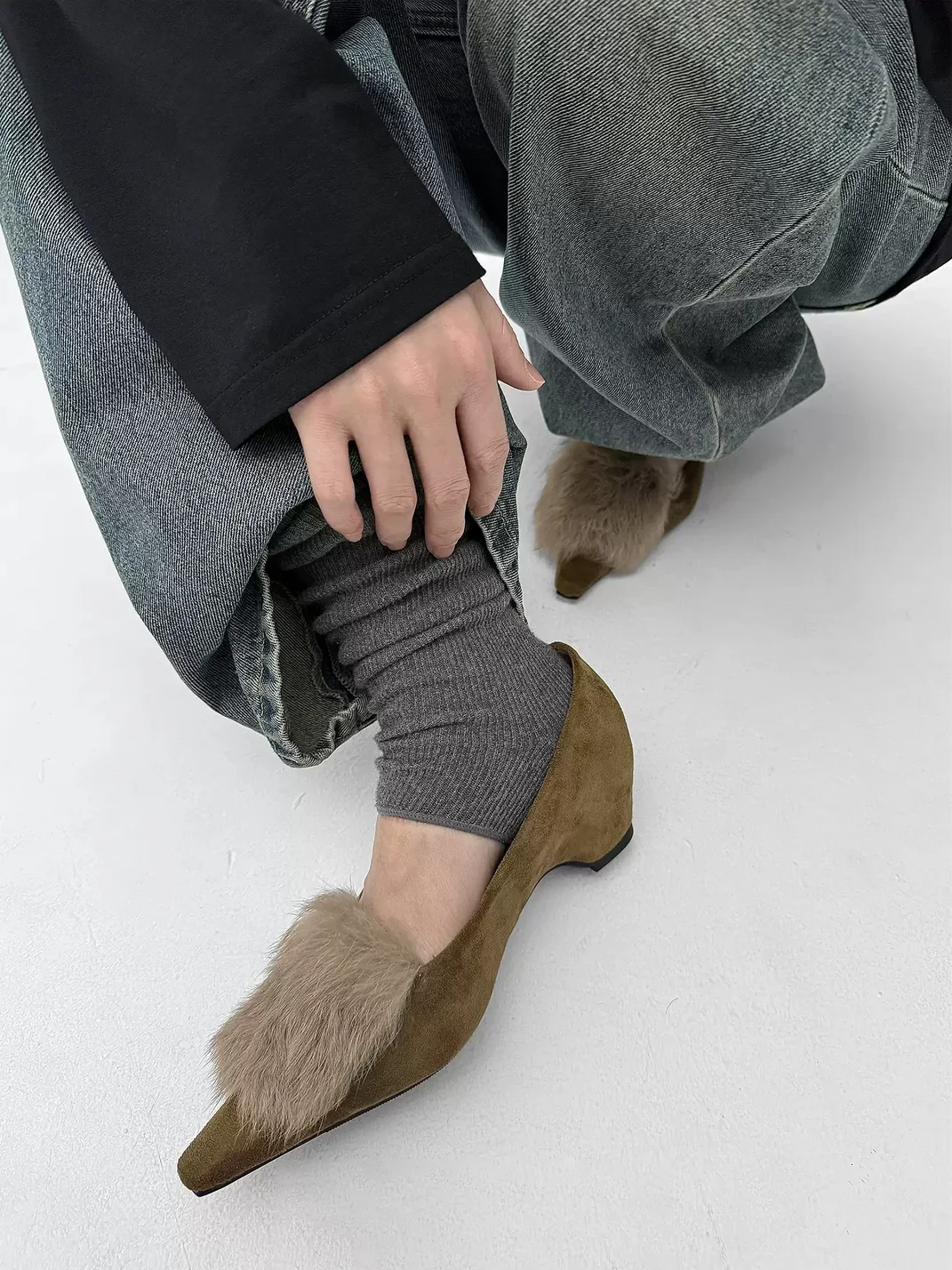 Abstract garden | Fur-Trimmed Suede Concealed Wedge Shoes
