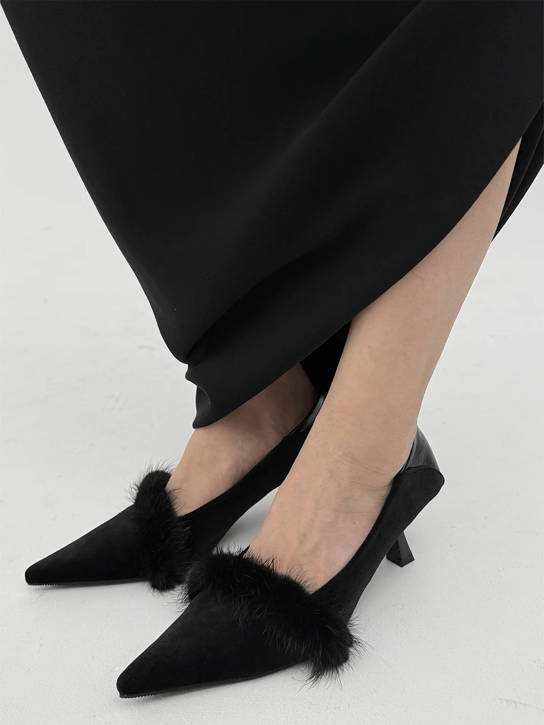 Abstract garden | Pointed-Toe Plush Trim Heels