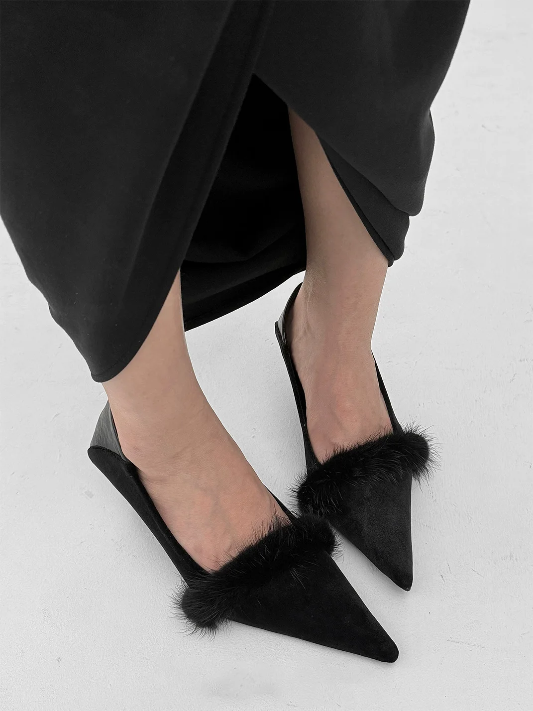 Abstract garden | Pointed-Toe Plush Trim Heels