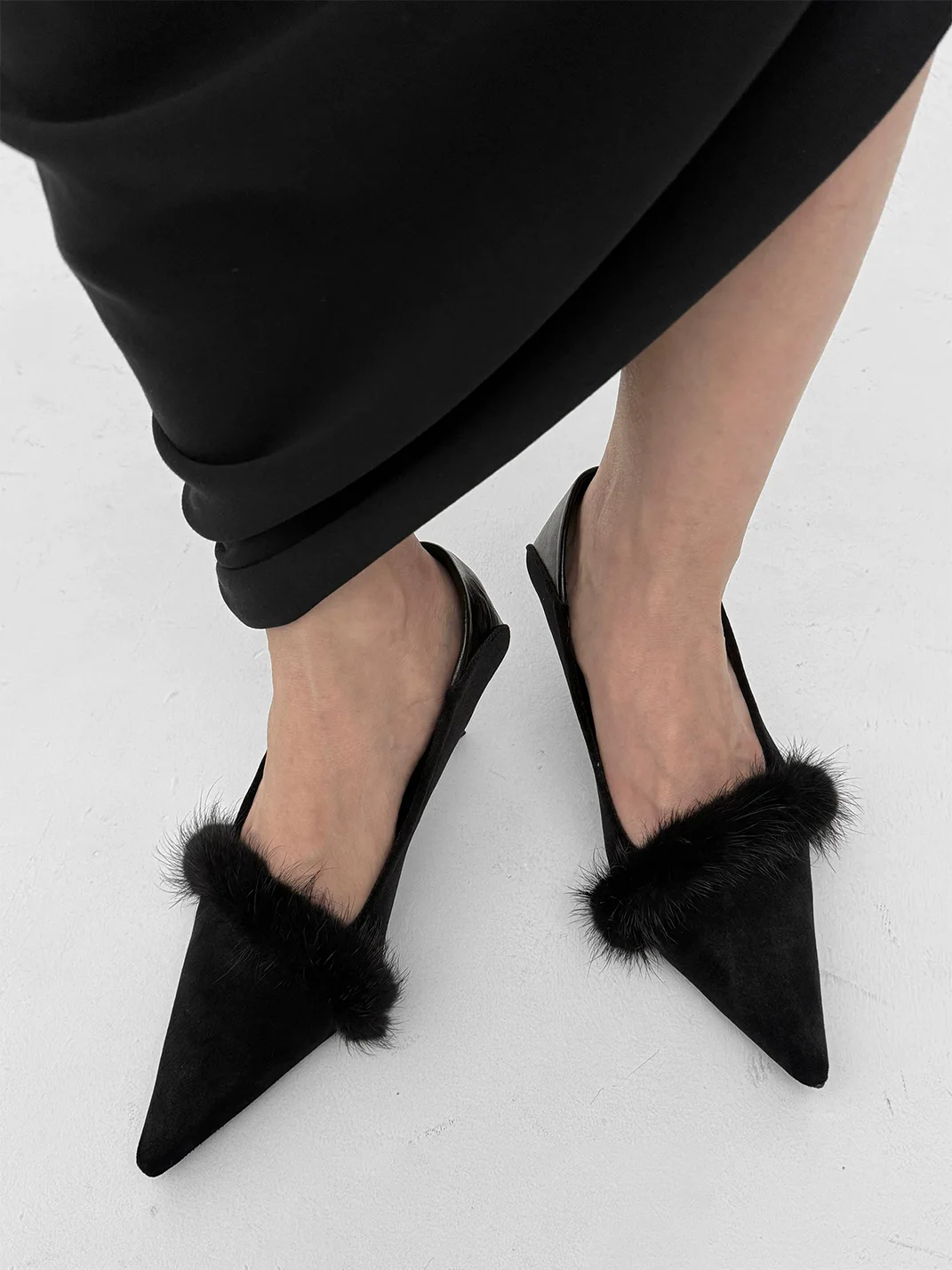 Abstract garden | Pointed-Toe Plush Trim Heels