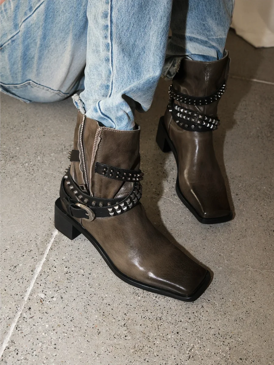 Mooreyu Atelier | Studded Square-Toe Leather Block-Heel Boots - 3