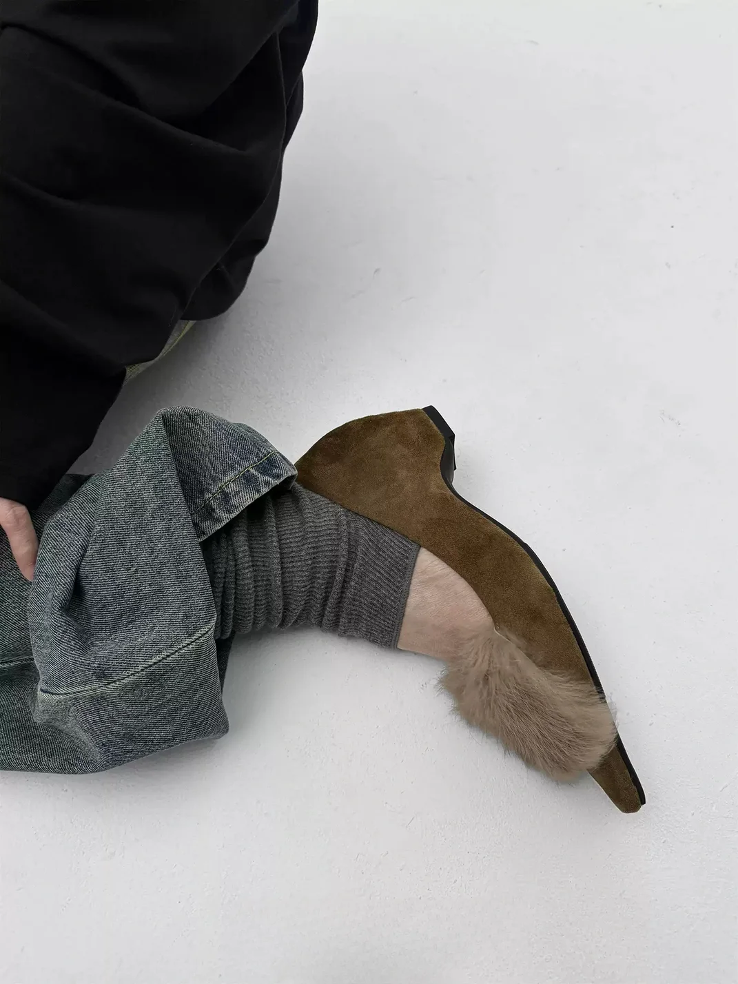 Abstract garden | Fur-Trimmed Suede Concealed Wedge Shoes
