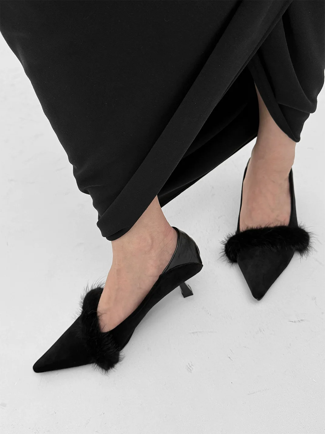 Abstract garden | Pointed-Toe Plush Trim Heels