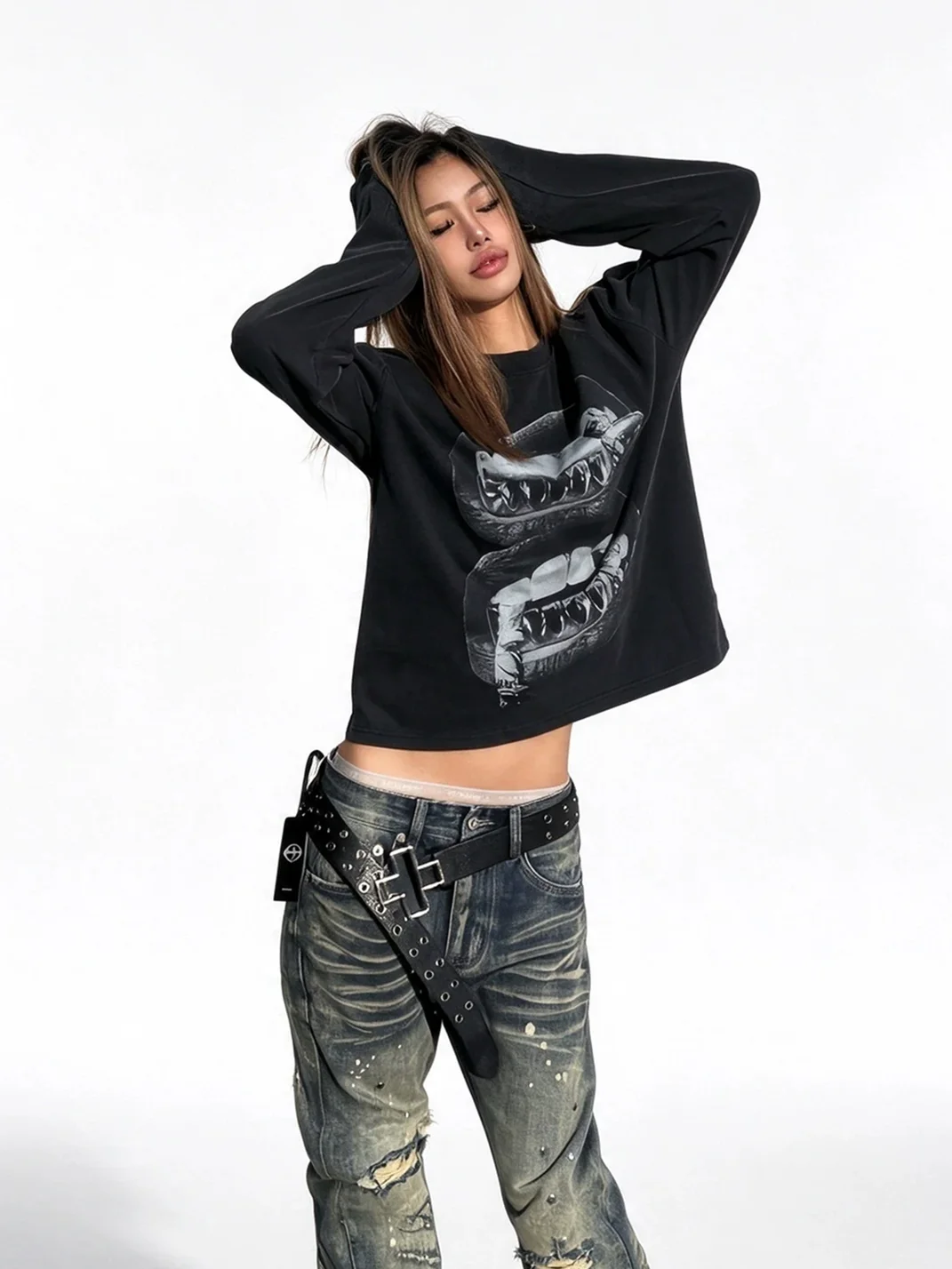 LuuuCam | Distressed Lip Print Long-Sleeve Script T-Shirt