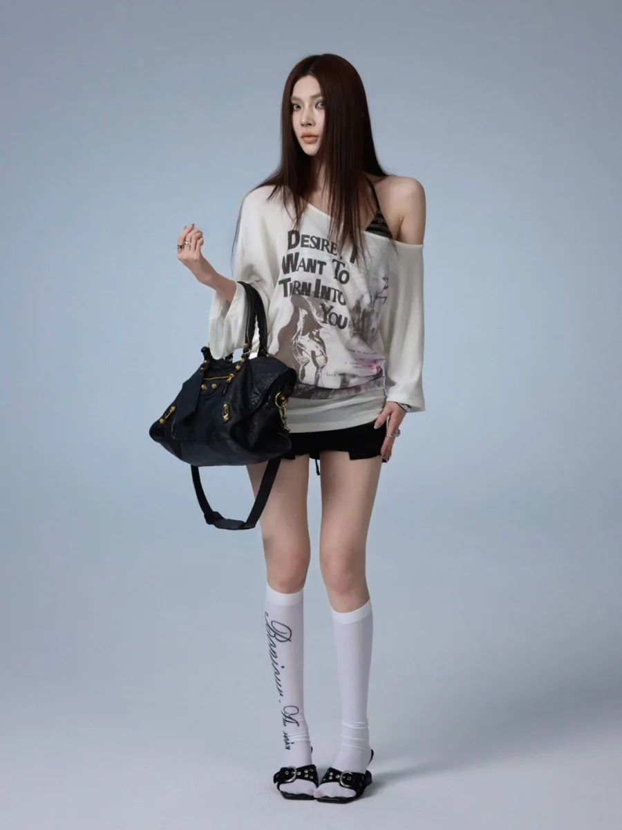 Common in 0120 | Loose Off-Shoulder Graphic Print Batwing T-Shirt - 2