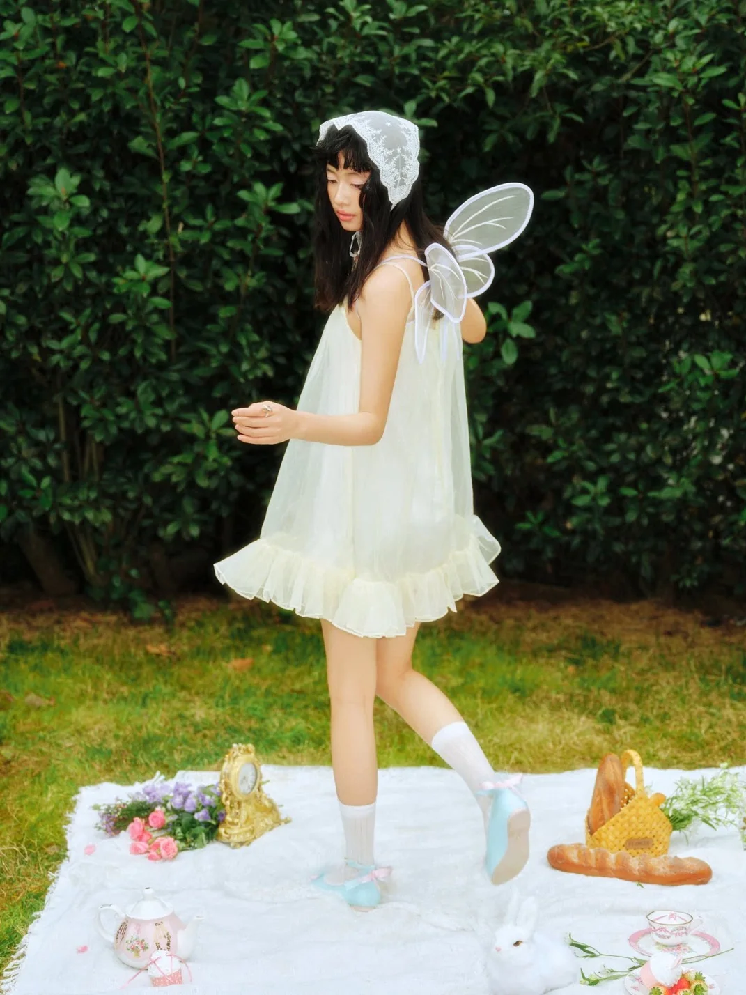 Concept Neun | Round Toe Bow Feather Ballet Flats