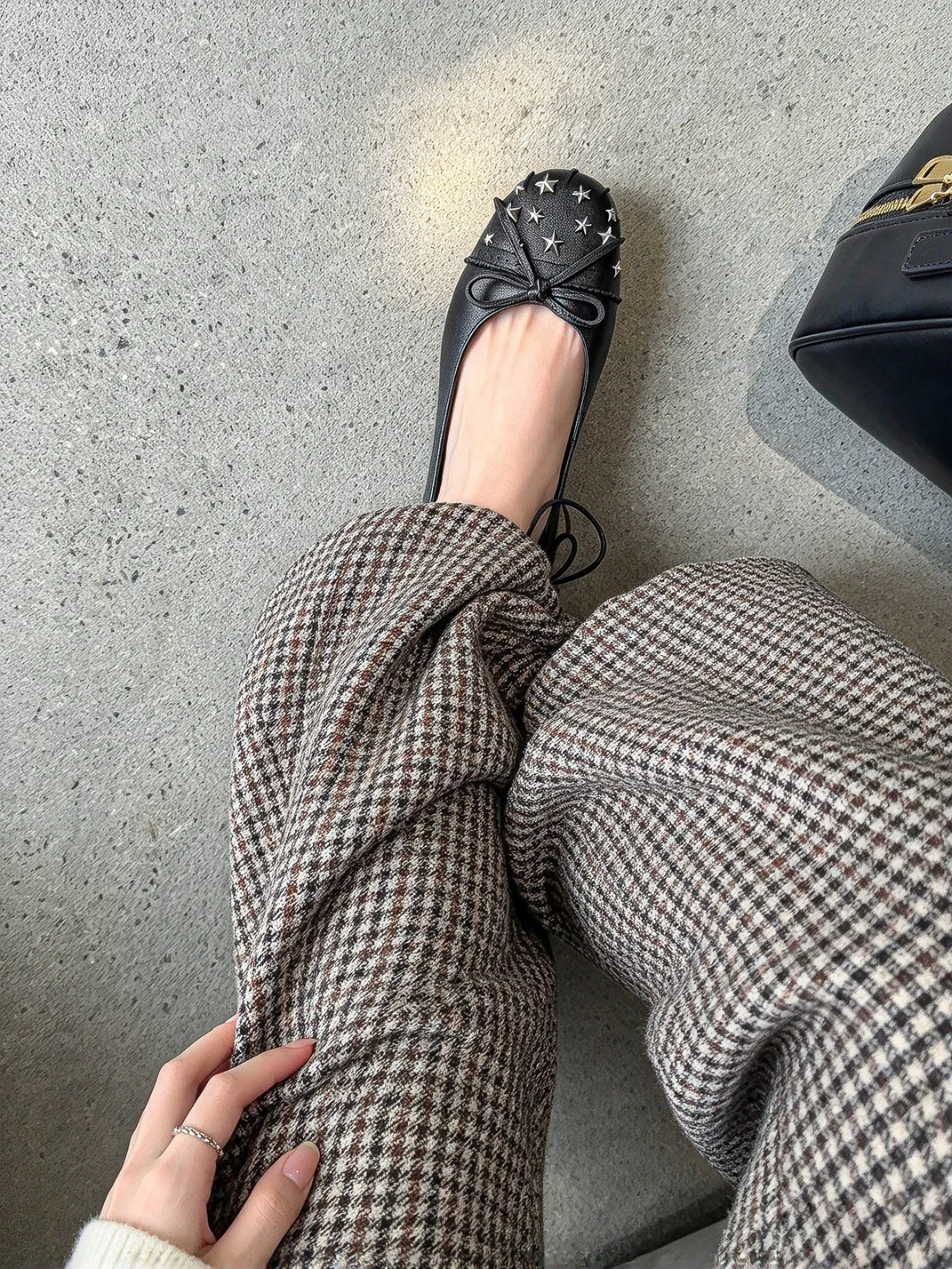 In lucky | Round-Toe Star Stud Bow Ballet Flats
